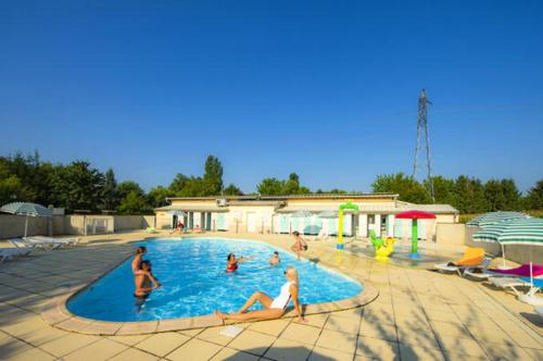 un grupo de personas en una piscina en Charmant Mobil Home 6 personnes avec clim réversible en Boofzheim