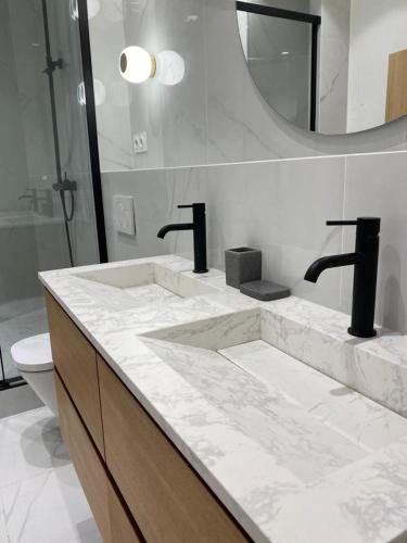 une salle de bain avec un lavabo, des toilettes et un miroir dans l'établissement Appartement refait à neuf au coeur de Nice, à Nice
