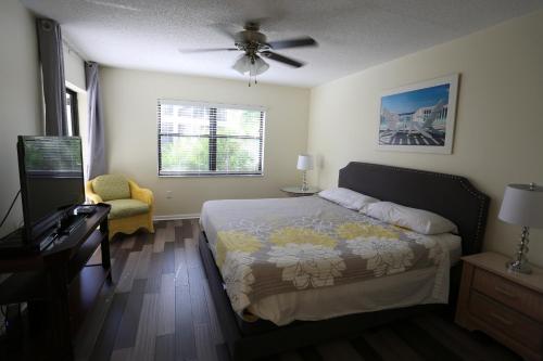 a bedroom with a bed and a ceiling fan at 4411 Shorewalk 15 min to Beach and 5 mins to IMG in Bradenton