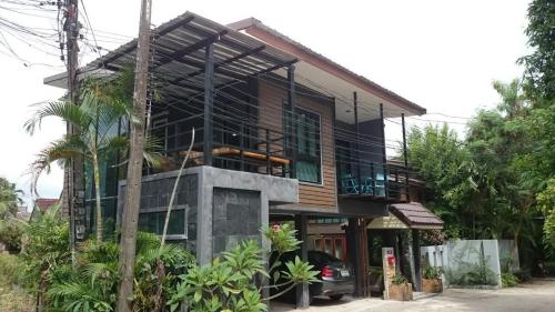 una casa está siendo construida con ventanas de cristal en The Endless Bangtao Residence LOFT 7, en Bang Tao Beach
