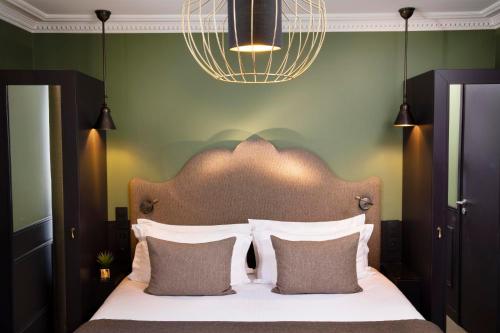 Кровать или кровати в номере Hotel Monsieur & Spa