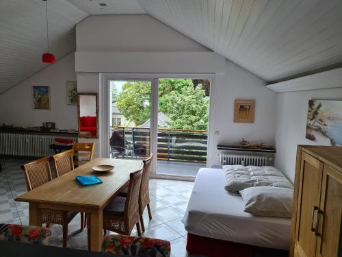 a bedroom with a table and a bed and a table and chairs at Seeblick Kampf mit Fahrradgarage in Nonnenhorn