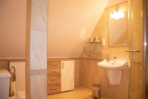 Kúpeľňa v ubytovaní Gyöngyöm Apartman