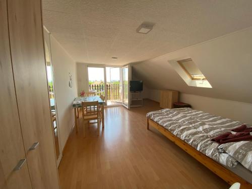 - une chambre avec un lit et une salle à manger avec une table dans l'établissement Andrea Apartman, à Balatonfüred