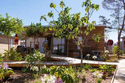 een huis met een tuin ervoor bij VILLAGE CLUB LES SABLONS in Portiragnes