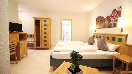 Un pat sau paturi într-o cameră la Aparthotel Alte Schmiede Dettelbach
