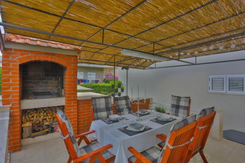 une salle à manger avec une table et une cheminée dans l'établissement Luxury Villa Vibrass, à Split