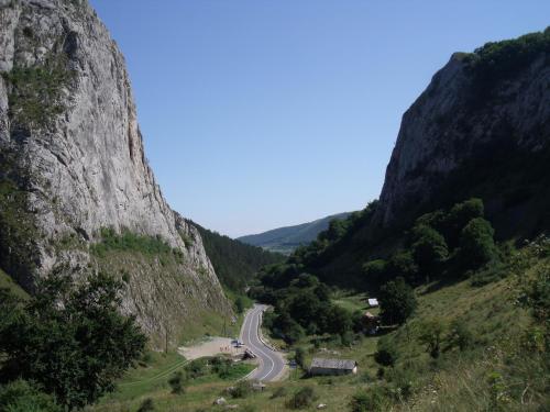 a winding road in a mountain with a road cutting through it at Studiouri Valisoara in Vălişoara