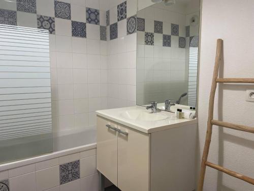 een badkamer met een wastafel en een spiegel bij Frenchyhomes☆T2 proche plage☆centre ville☆WIFI in Lanton