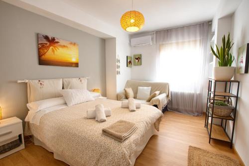 une chambre avec un lit avec des serviettes dessus dans l'établissement Cuencaloft paseo del Huecar, à Cuenca