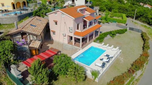 una vista aérea de una casa con piscina en Villa Chill Out en Opatija