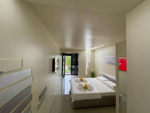 Un pat sau paturi într-o cameră la Jxn Rooms