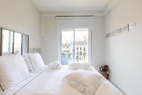 A bed or beds in a room at Chic Gran Via Apartment