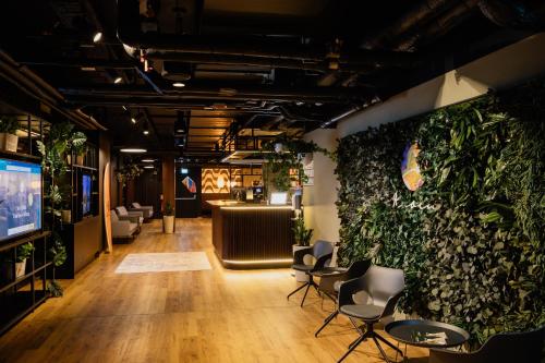 ウィーンにあるRioca Vienna Posto 1のロビー(椅子、植物付)