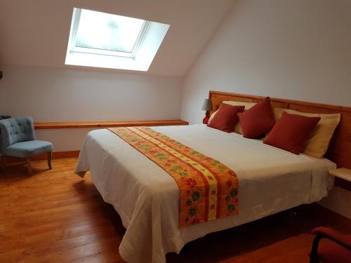una camera con un grande letto e una finestra di "La MAISON DE DANA" ENTRE ST MALO & MT ST MICHEL avec Piscine privative a Epiniac