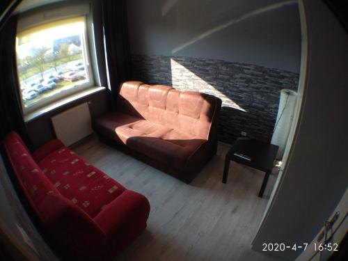 sala de estar con sofá, silla y espejo en 1090 Śmiałego 38 - Tanie Pokoje w Apartamencie - samodzielne zameldowanie - self check in, en Poznan