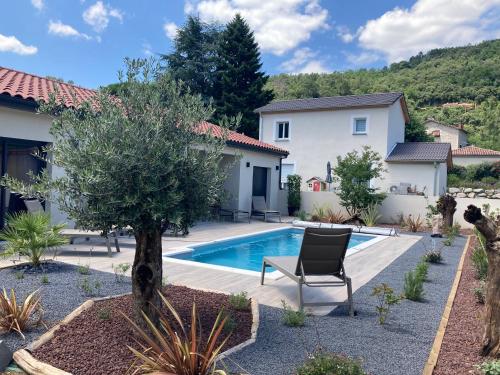 une villa avec piscine dans une cour dans l'établissement Comme à la maison près de la DOLCE VIA, à Saint-Fortunat-sur-Eyrieux