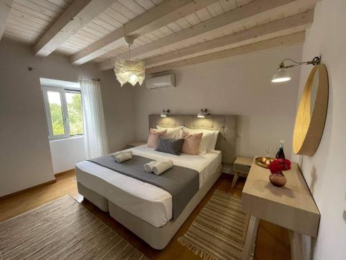 una camera con un grande letto e una finestra di White Orchard a Lákka