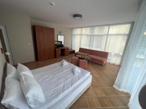 Φωτογραφία από το άλμπουμ του Hotel ECO Palace στο Πριμόρσκο