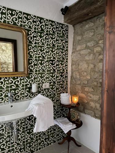 Country House Ca' di Nieri - The Saints' Lodge في Monte Santa Maria Tiberina: حمام مع حوض ومرآة