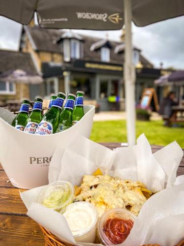 アビモアにあるThe Balavoulin - Pub with Roomsの食品バスケット、ビールボトル1本