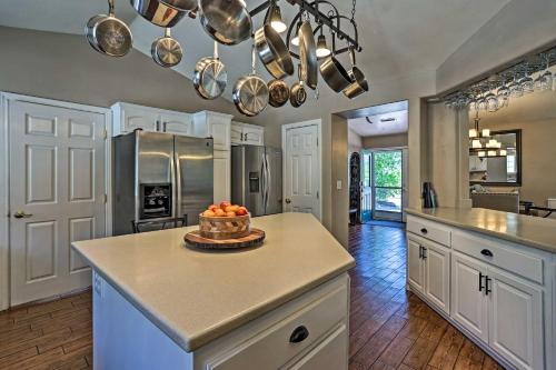 Dapur atau dapur kecil di Hot Tub and Mtn Views Peaceful Big Bear Home!