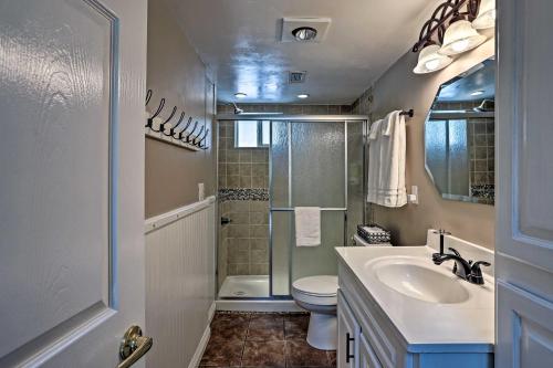 Bilik mandi di Hot Tub and Mtn Views Peaceful Big Bear Home!