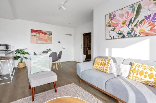 Uma área de estar em Palmerston St Apartments by Urban Rest