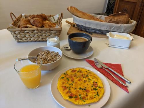 MontaillouにあるLa Caminada Vielhaのオムレツとパンのバスケットが置かれた朝食のテーブル