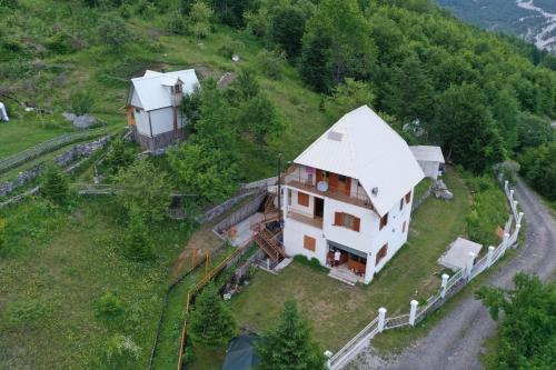 una vista aérea de una casa en una colina en Alpbes Theth Guesthouse, en Shkodër