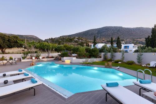 uma grande piscina com cadeiras e um resort em Grace Villas Collection em Hersonissos