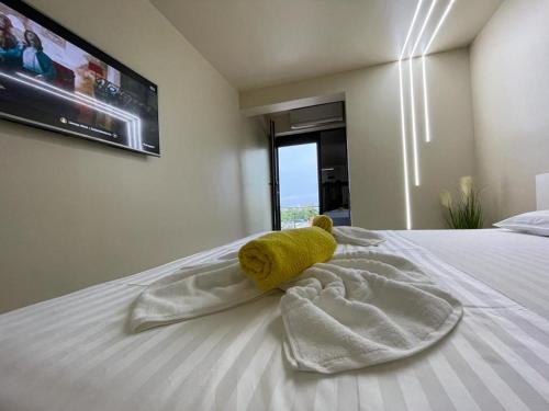 Un pat sau paturi într-o cameră la Jxn Rooms