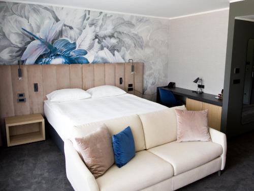 Ліжко або ліжка в номері Elegans Hotel Brdo