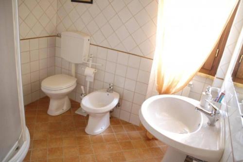 łazienka z toaletą i umywalką w obiekcie Casale meraviglioso Val d'Orcia con piscina w mieście Radicofani