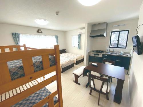 uma pequena sala com uma cozinha e um quarto em Watatsumi no yado - Vacation STAY 44120v em Iki