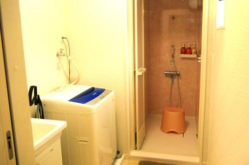baño pequeño con ducha y lavamanos en Watatsumi no yado - Vacation STAY 44120v, en Iki