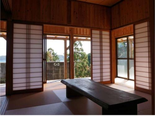 a room with a bench in a room with windows at Tiny House Nekotama - Vacation STAY 47148v in Goto