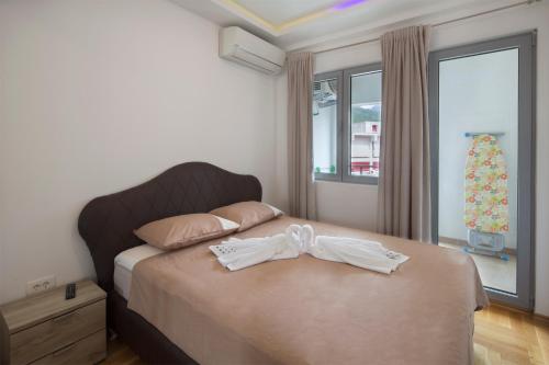 ein Schlafzimmer mit einem Bett mit einer Fliege darauf in der Unterkunft City center lux apartment in Budva