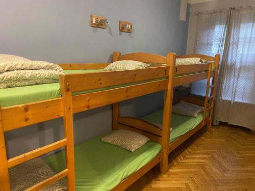 um par de beliches num quarto em 50 People Apartment em Cracóvia