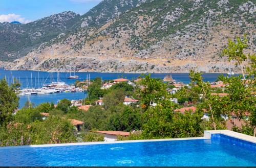 een zwembad van het resort met uitzicht op het water bij Defne Residence Selimiye in Marmaris