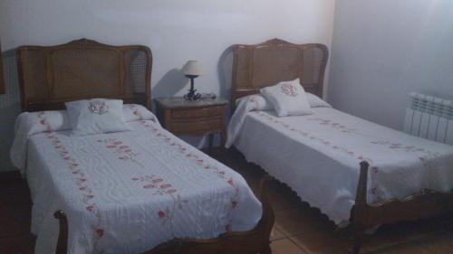 two beds sitting next to each other in a bedroom at Fonda la Plaza in Valderrobres