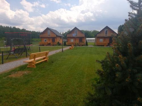 un parc avec un banc et une aire de jeux dans l'établissement GRABSKA OSADA APARTAMENTY - 100m od Suntago Park-domki ogrzewane całoroczne, à Mszczonów