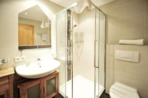 Appartement Kalkus-Sölden في سولدن: حمام مع دش زجاجي ومغسلة