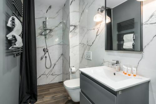 W łazience znajduje się umywalka, prysznic i toaleta. w obiekcie Maraton Gardens Apartments by Renters w Poznaniu