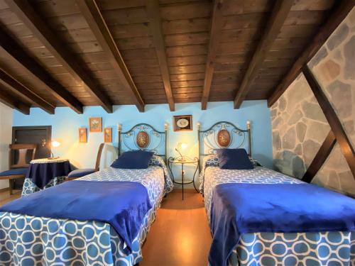 A bed or beds in a room at Casa Las Hortensias Hoznayo
