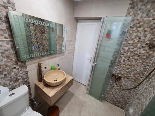 La salle de bains est pourvue d'une douche, de toilettes et d'un lavabo. dans l'établissement Modern and Old LODGE, à Sofia