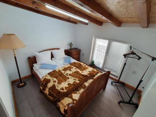 ein Schlafzimmer mit einem Bett und einer Lampe in der Unterkunft Modern and Old LODGE in Sofia