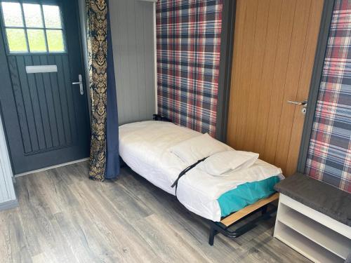 Ένα ή περισσότερα κρεβάτια σε δωμάτιο στο Gorestown Glamping Chalets