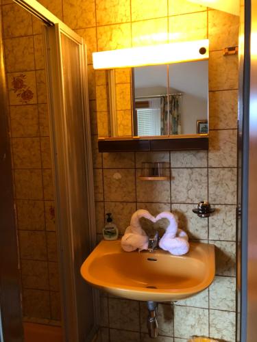 A bathroom at Gästehaus Dullnig