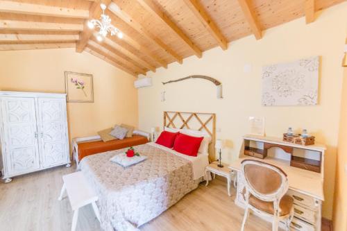 Magnolias Cottage في لوسا: غرفة نوم بسرير وطاولة وكراسي